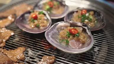高清升格实拍炭烤海鲜扇贝生蚝蒸海鲜美食视频的预览图